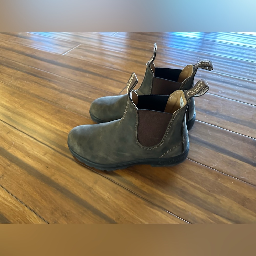 Blundstone 2239 Chelsea boot. Only worn a few times. Excellent condition
